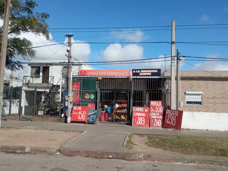 Frente de Carnicería a la Uruguaya en Emancipación 4915