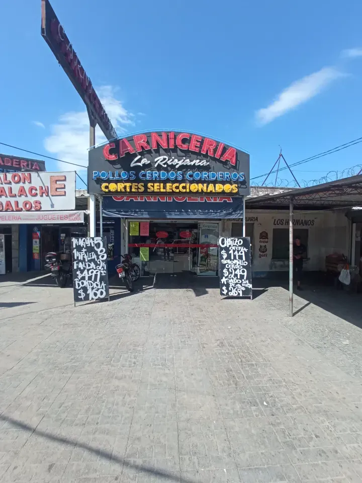 Frente de Carnicería “La Riojana” en Avenida José Belloni 4730